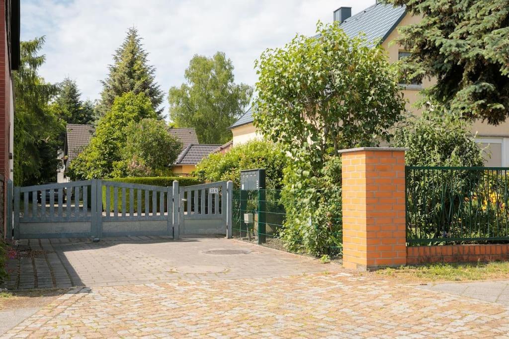 Charmantes Townhaus Mit Garten, W-Lan & Netflix Potsdam Buitenkant foto